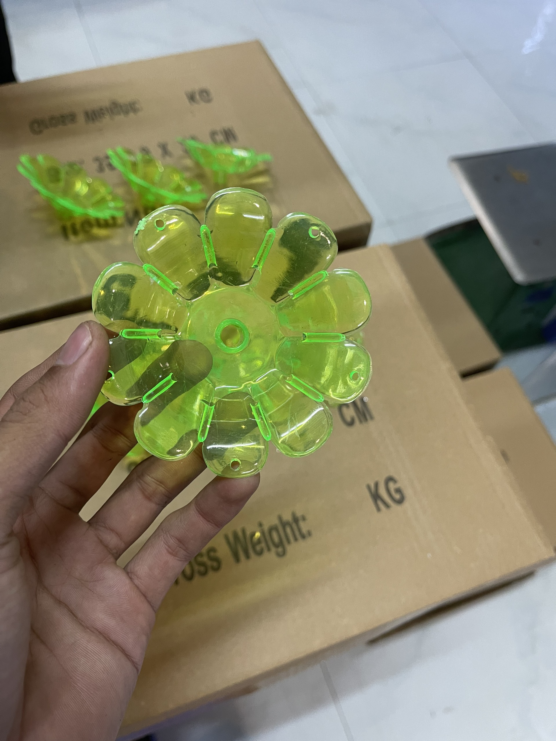 Đế hoa nhựa lót ly tháp