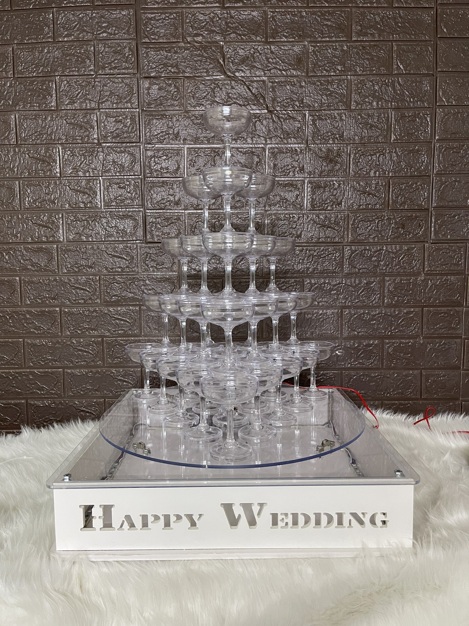 Tháp ly Happy Wedding đế vuông xoay